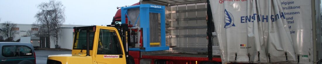 Bild zeigt einen Stapler, der Anoden im Anodengestell auf LKW befördert