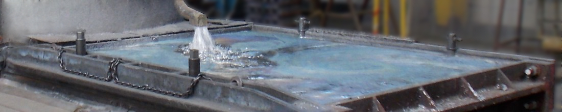 Das Bild zeigt das Gießen einer Bleibramme als Vormaterial für das Anodenblatt.